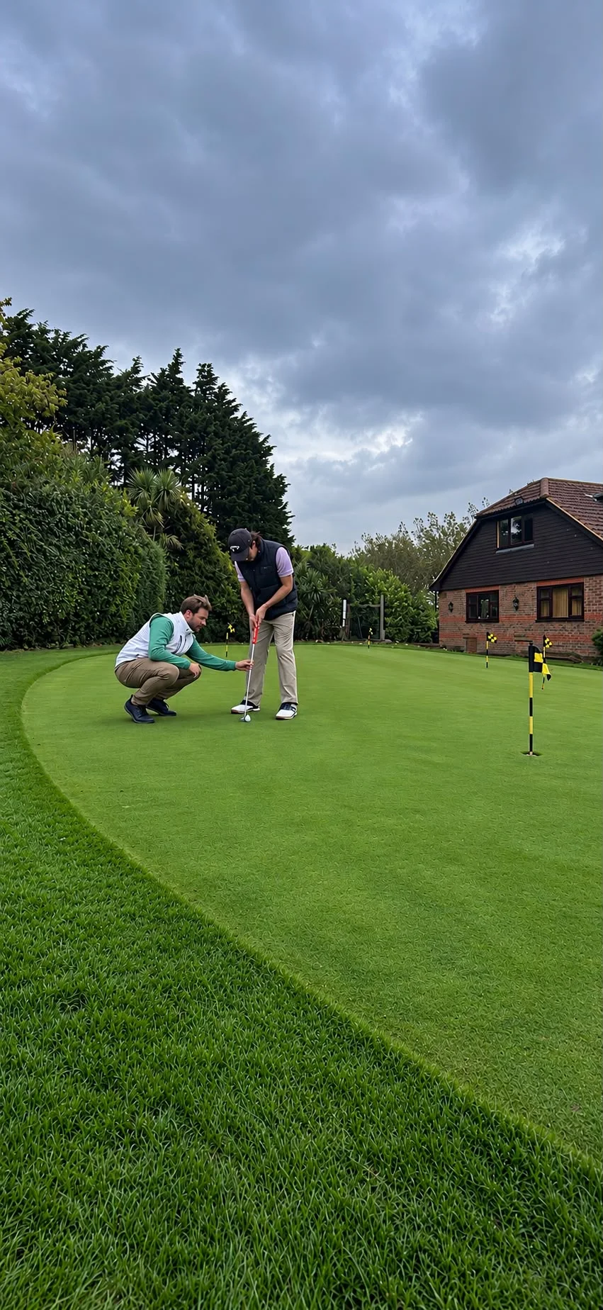 Thomas Coleiro coaching a golfer's putting setup